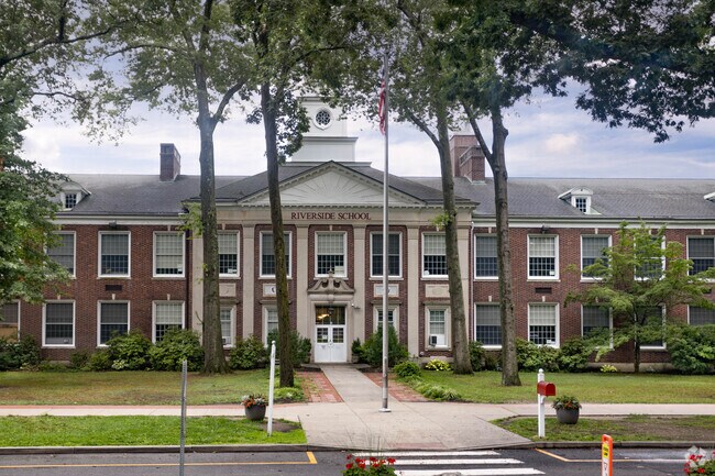 Riverside School in Greenwich CT public elementary campus exterior